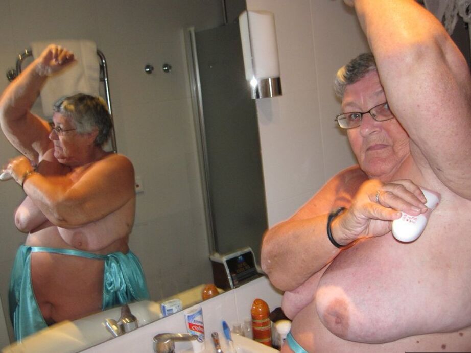 20P Morbidly obese woman Grandma Libby shaves before taking a bubble bath