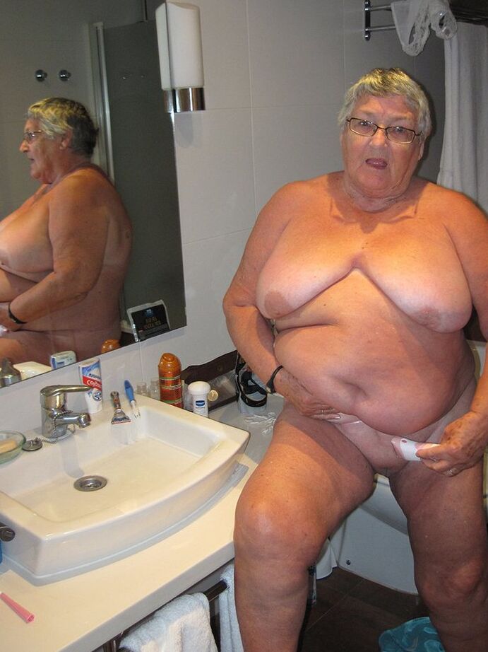 20P Morbidly obese woman Grandma Libby shaves before taking a bubble bath