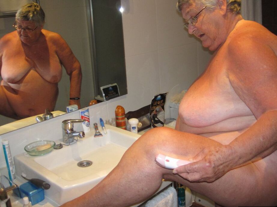 20P Morbidly obese woman Grandma Libby shaves before taking a bubble bath
