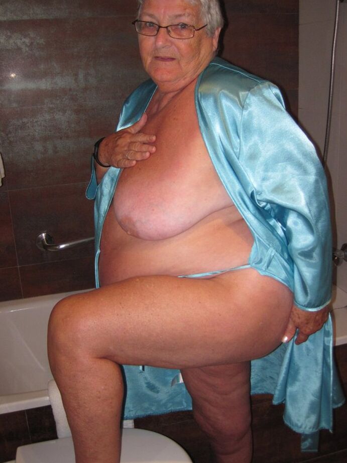 20P Morbidly obese woman Grandma Libby shaves before taking a bubble bath