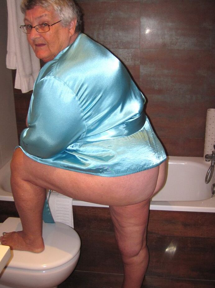 20P Morbidly obese woman Grandma Libby shaves before taking a bubble bath