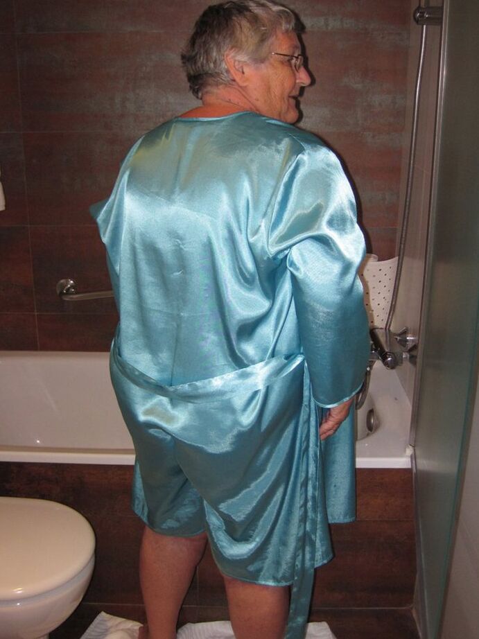 20P Morbidly obese woman Grandma Libby shaves before taking a bubble bath
