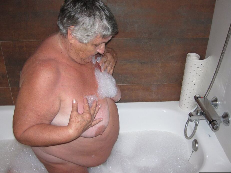 20P Morbidly obese woman Grandma Libby shaves before taking a bubble bath