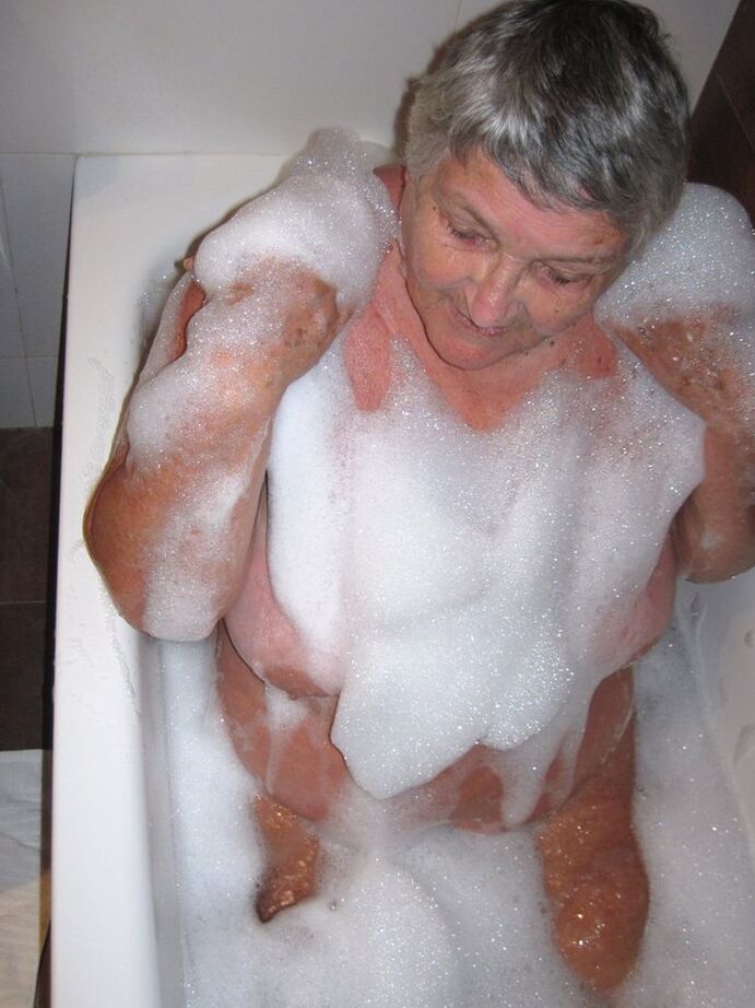 20P Morbidly obese woman Grandma Libby shaves before taking a bubble bath