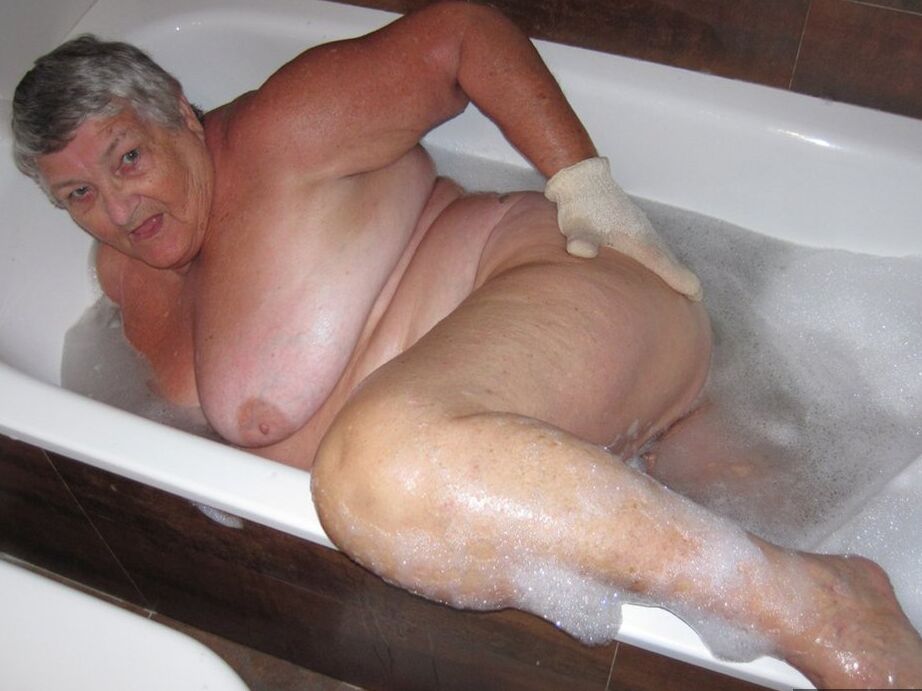 20P Morbidly obese woman Grandma Libby shaves before taking a bubble bath