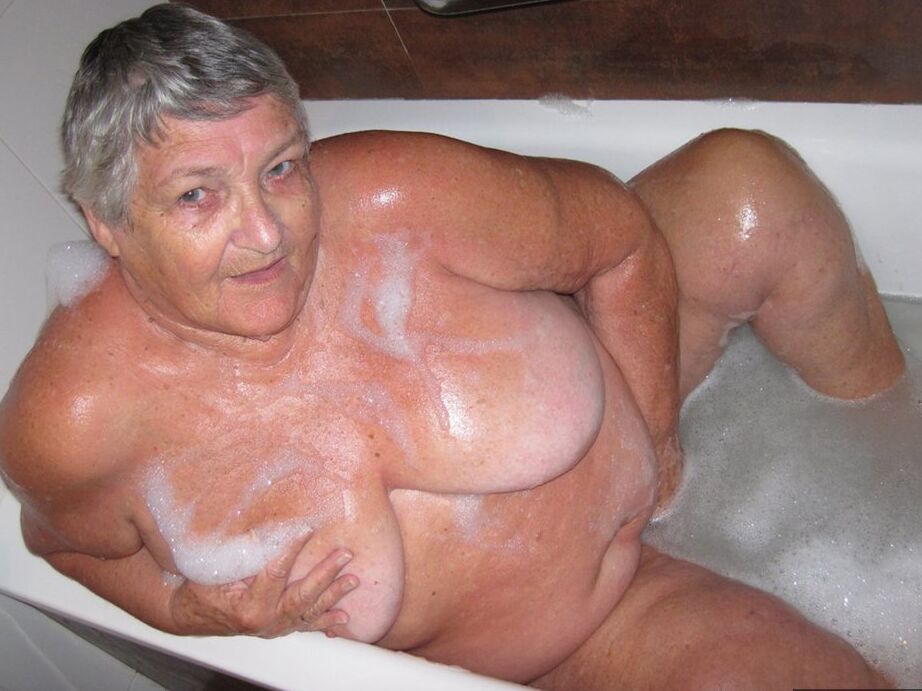 20P Morbidly obese woman Grandma Libby shaves before taking a bubble bath