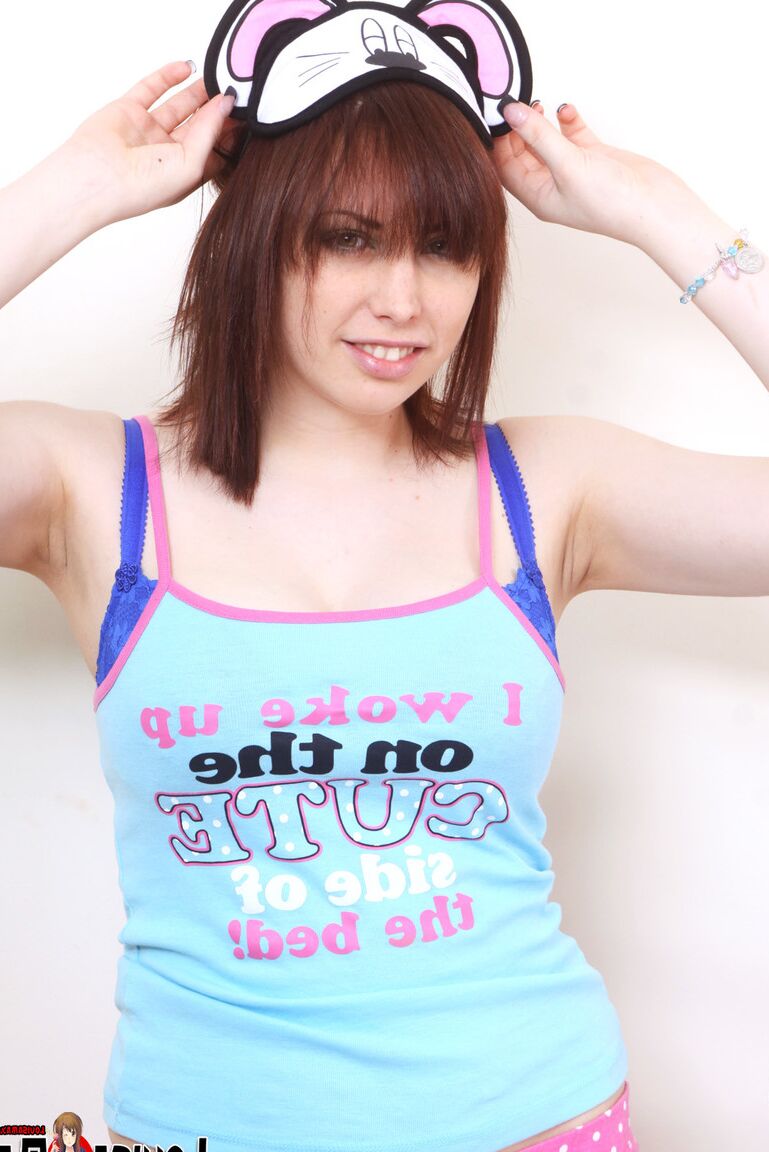 Louisa May, amateur britannique de 16p, découvre ses superbes seins dans sa chambre.