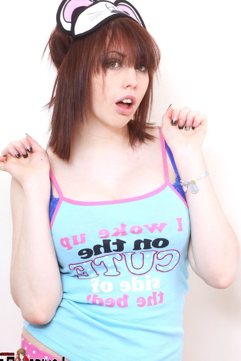 Louisa May, amateur britannique de 16p, découvre ses superbes seins dans sa chambre.
