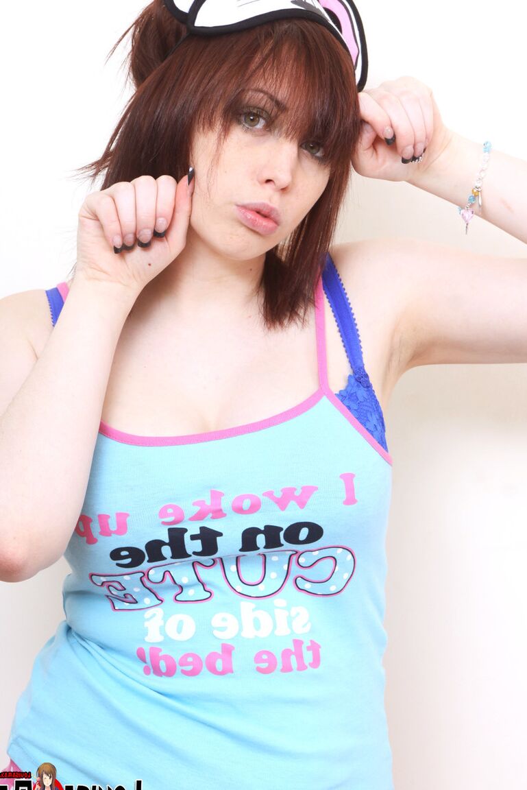 Louisa May, amateur britannique de 16p, découvre ses superbes seins dans sa chambre.