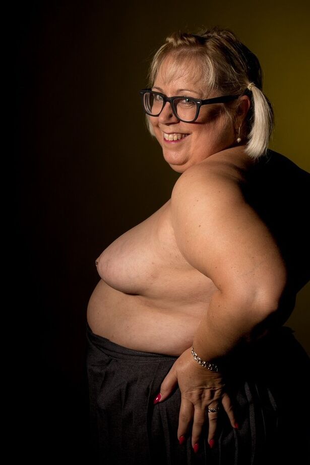 20P La gorda rubia Lexie Cummings se toca los pechos pequeños mientras usa gafas