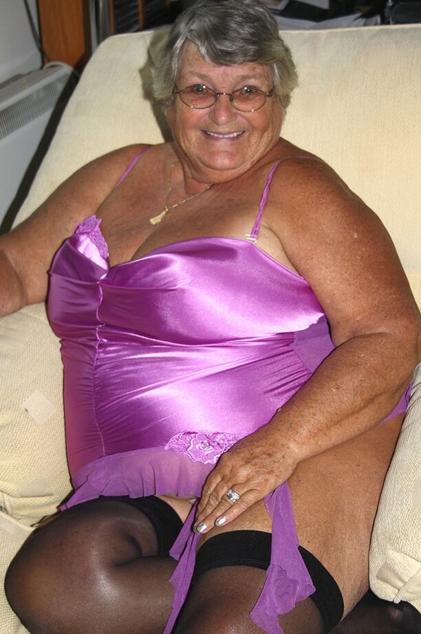 20P La abuela gorda del Reino Unido Libby lame un pezón después de perder sus grandes tetas