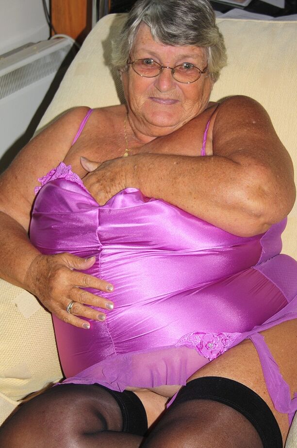 20P La abuela gorda del Reino Unido Libby lame un pezón después de perder sus grandes tetas