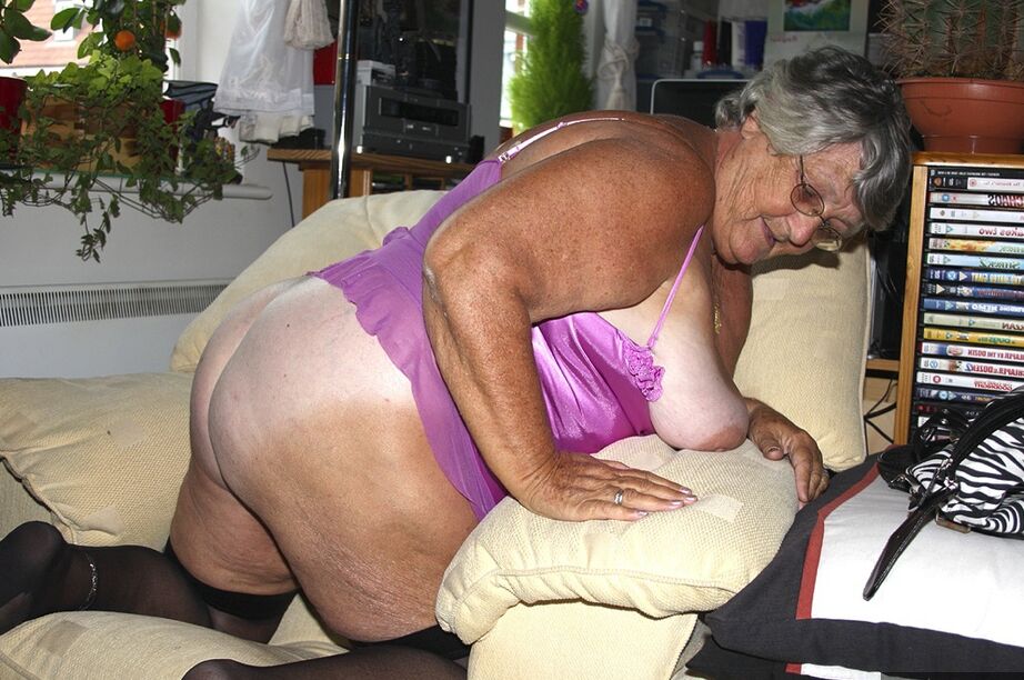 20P La abuela gorda del Reino Unido Libby lame un pezón después de perder sus grandes tetas