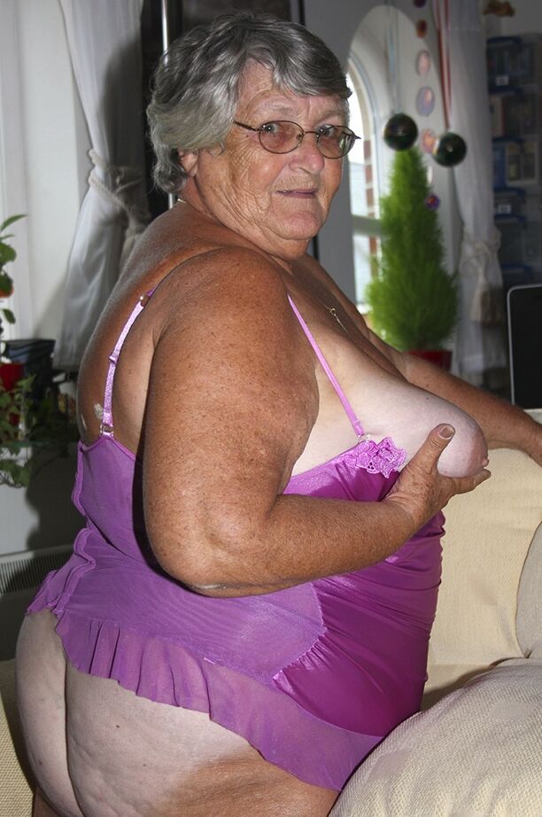 20P La abuela gorda del Reino Unido Libby lame un pezón después de perder sus grandes tetas