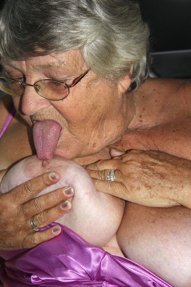20P La abuela gorda del Reino Unido Libby lame un pezón después de perder sus grandes tetas