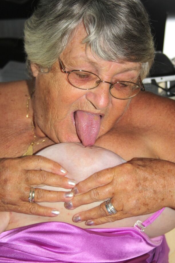 20P La abuela gorda del Reino Unido Libby lame un pezón después de perder sus grandes tetas