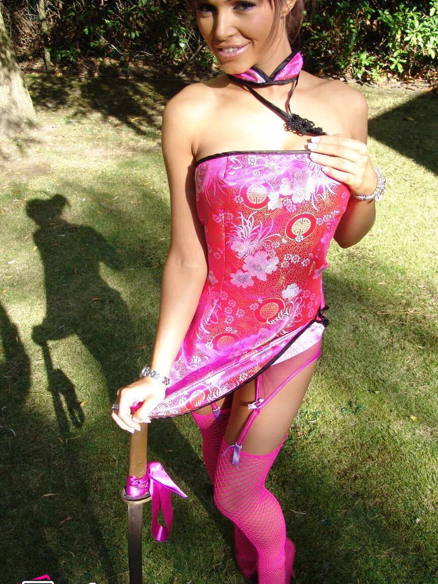 Le mannequin 21P Euro Gemma Massey dévoile ses gros seins en posant dans sa tenue rose