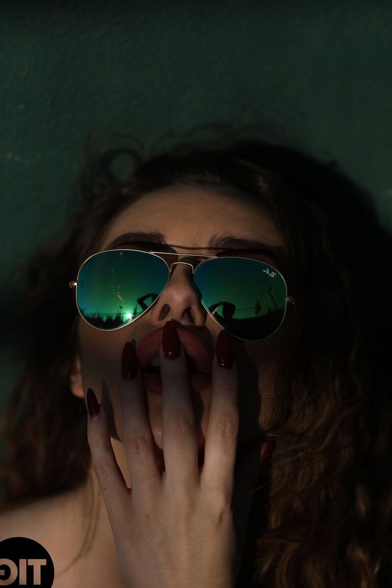 21P A glamorosa megera Valis Volkova expõe seus lindos seios naturais