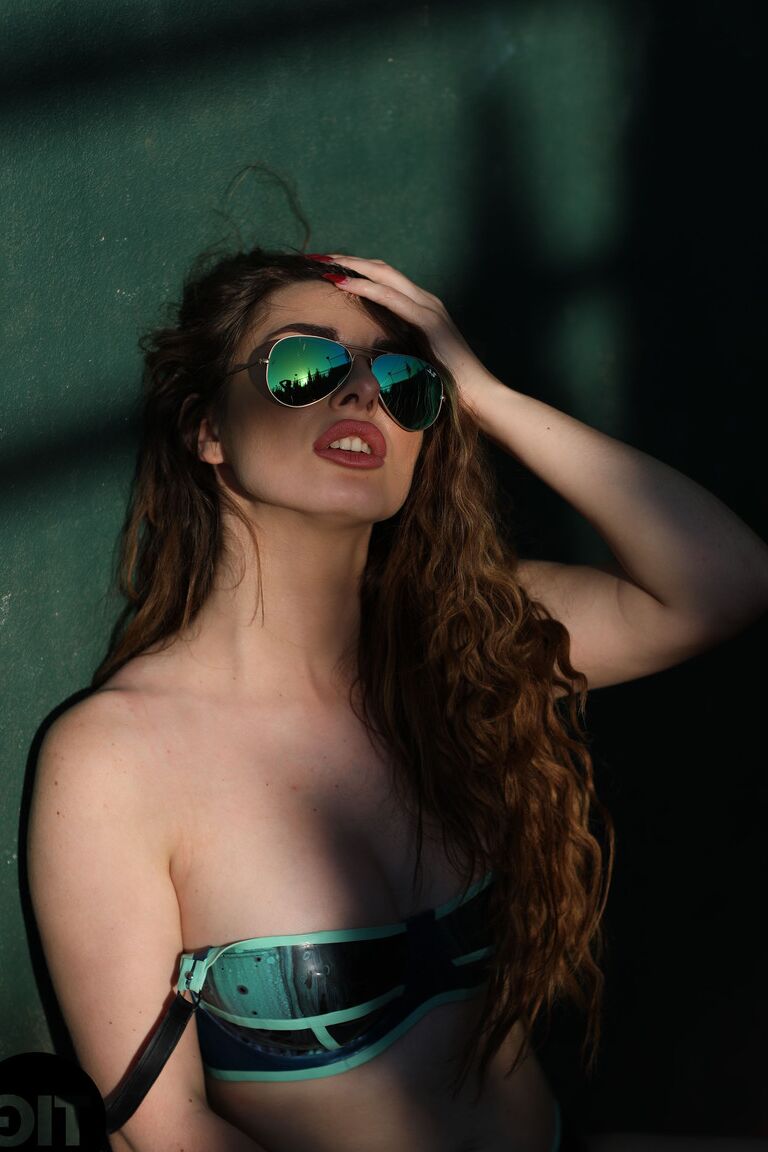 21P A glamorosa megera Valis Volkova expõe seus lindos seios naturais