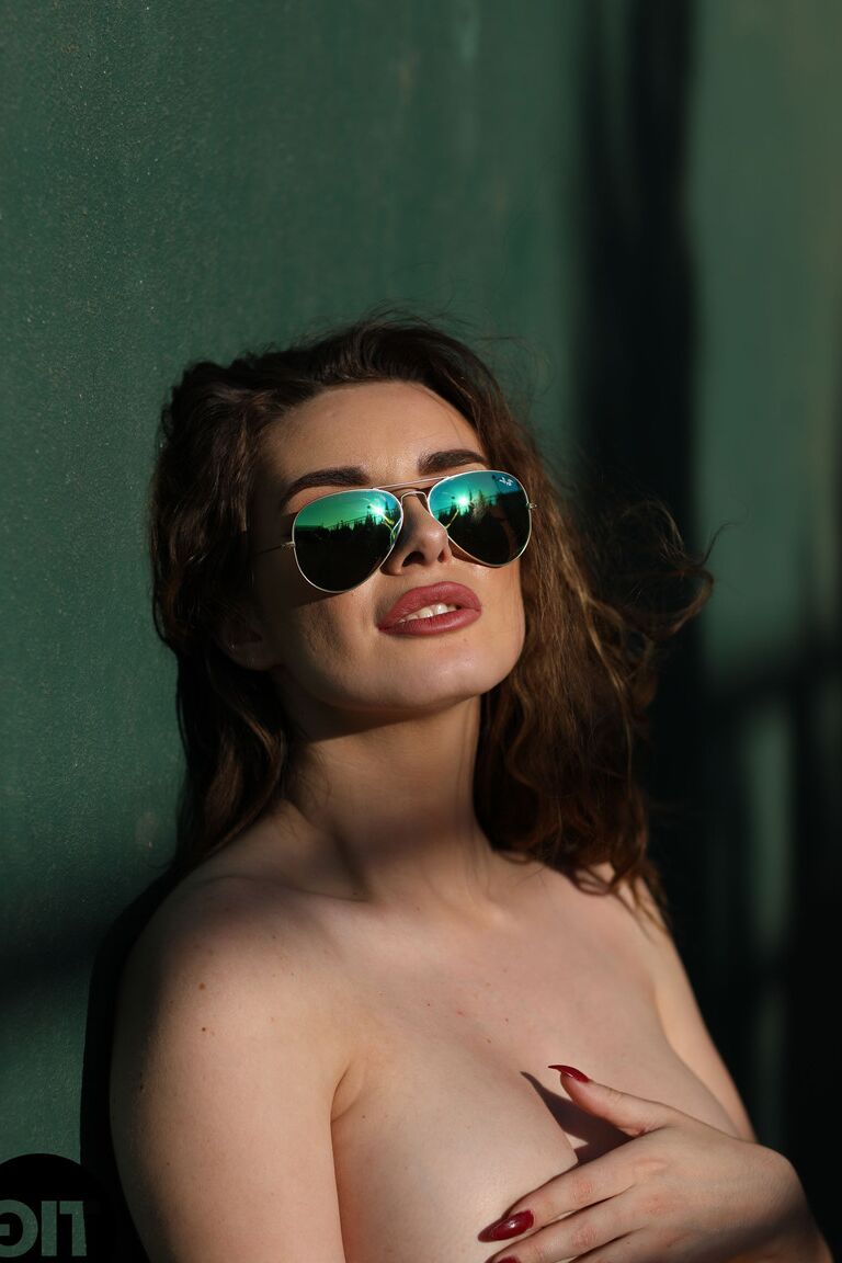 21P A glamorosa megera Valis Volkova expõe seus lindos seios naturais