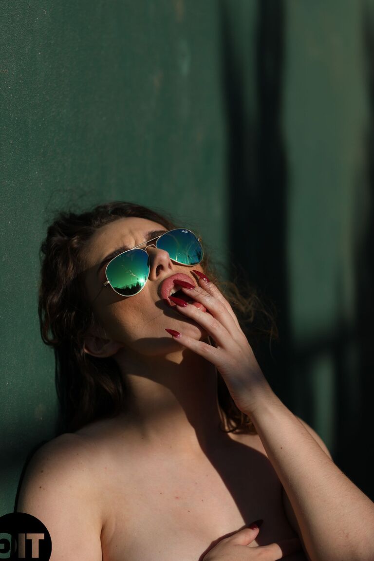 21P A glamorosa megera Valis Volkova expõe seus lindos seios naturais