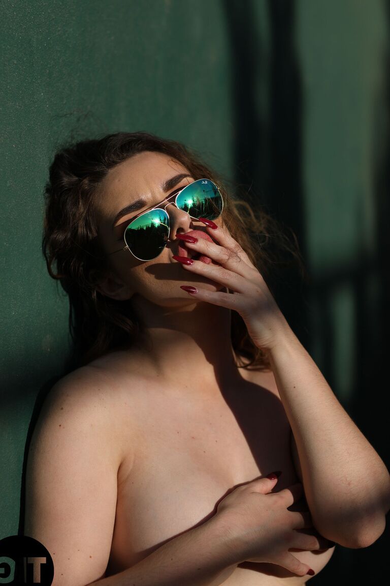21P A glamorosa megera Valis Volkova expõe seus lindos seios naturais