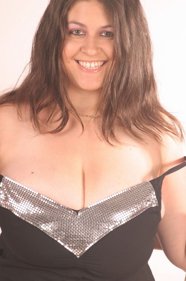 20P UK amateur Denise Davies holds her huge tits while playing with her nipples