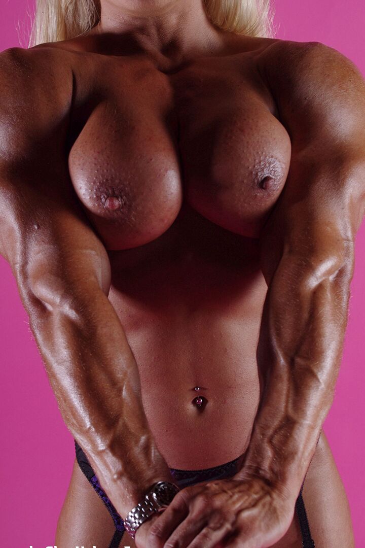 15P 英国のボディービルダー、リサ・クロスがおっぱいと引き裂かれた肉体を披露