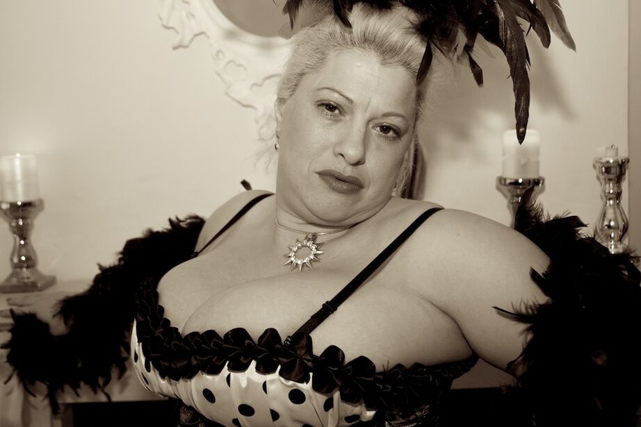 20P Rainha do cosplay madura Gina George expõe seu corpo grosso e peitos suculentos