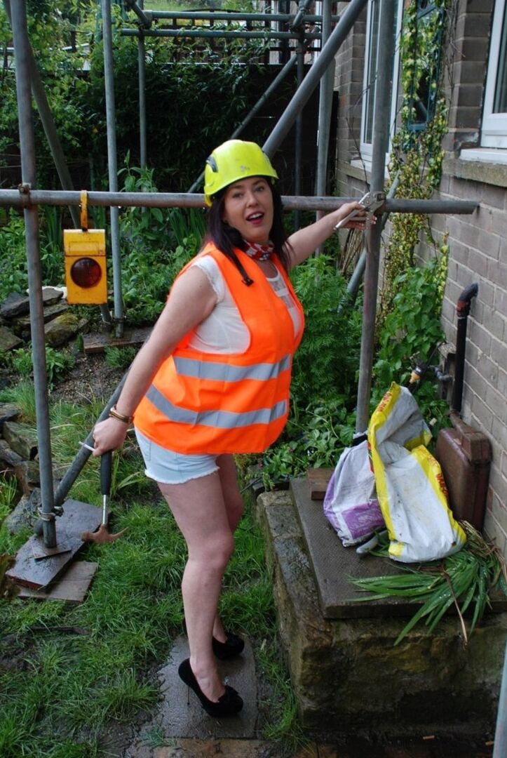 16P Busty mature woman Juicey Janey exposes herself underneath scaffolding