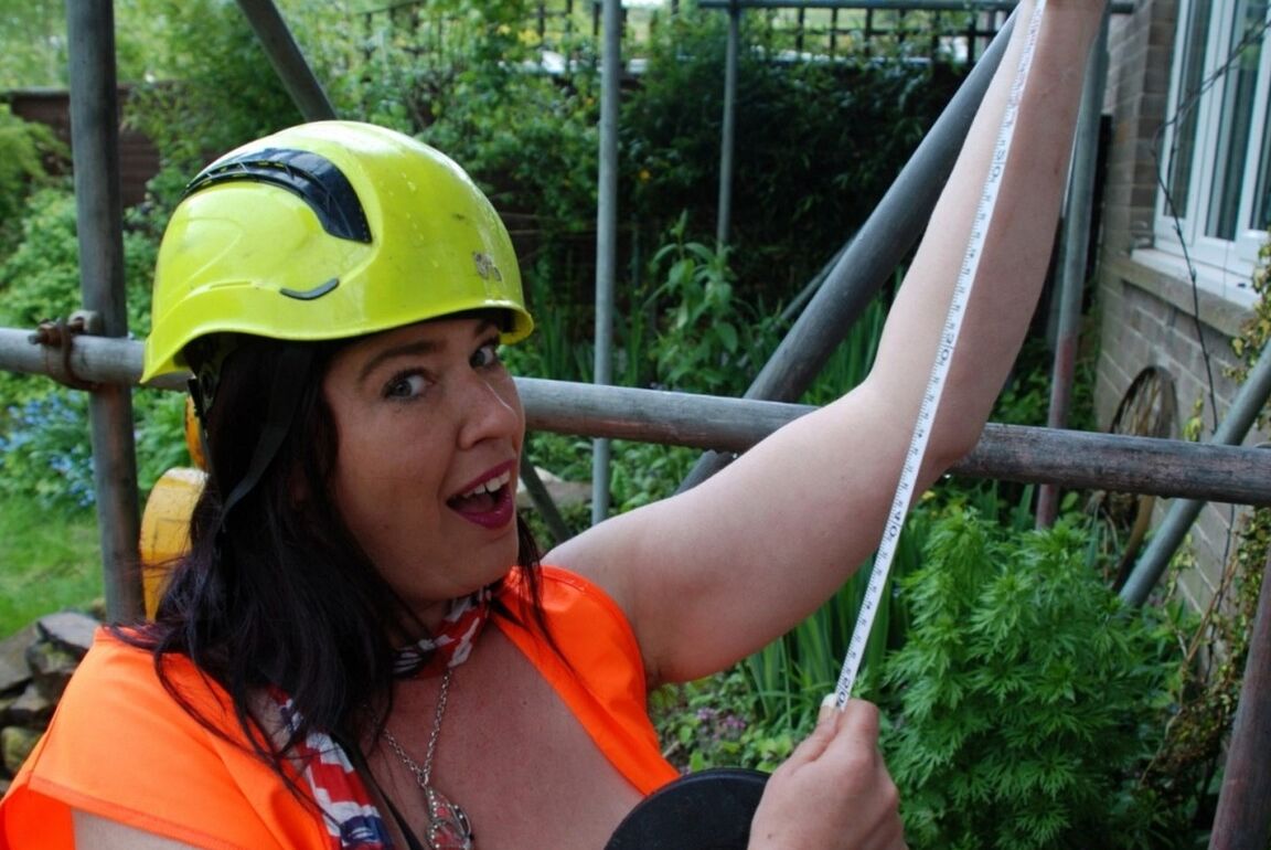 16P Busty mature woman Juicey Janey exposes herself underneath scaffolding