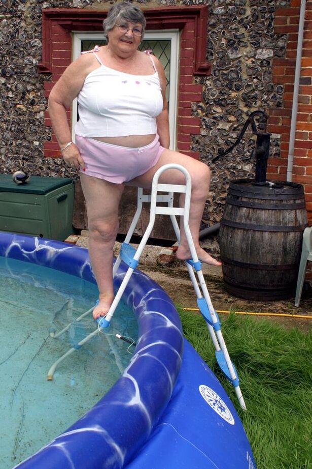 20P La abuela británica con sobrepeso Libby expone sus tetas en una piscina en el patio trasero