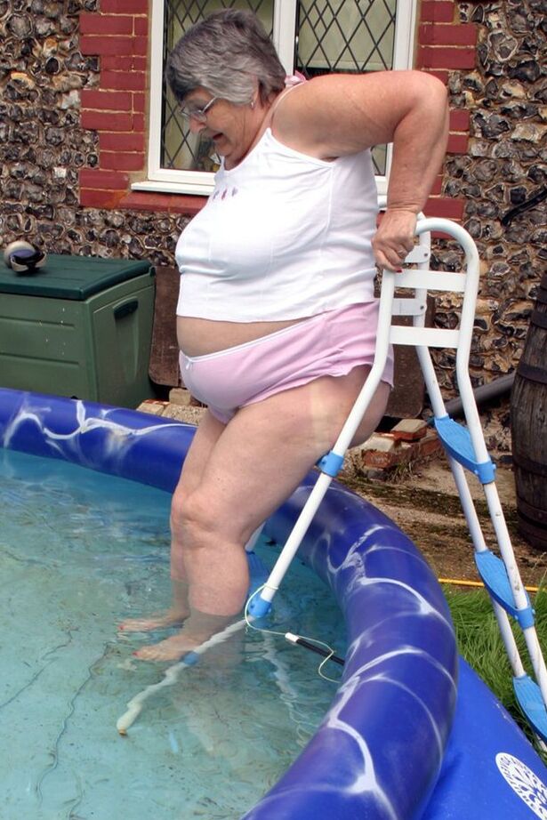 20P La abuela británica con sobrepeso Libby expone sus tetas en una piscina en el patio trasero