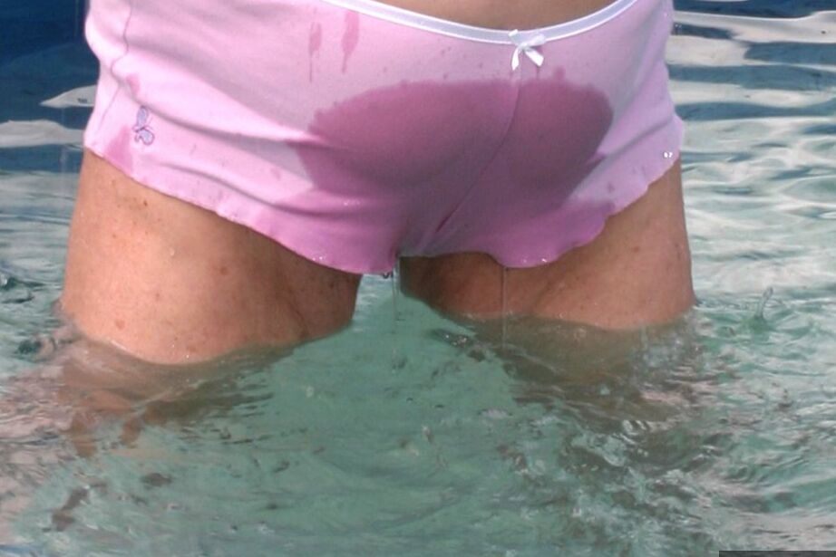 20P La abuela británica con sobrepeso Libby expone sus tetas en una piscina en el patio trasero