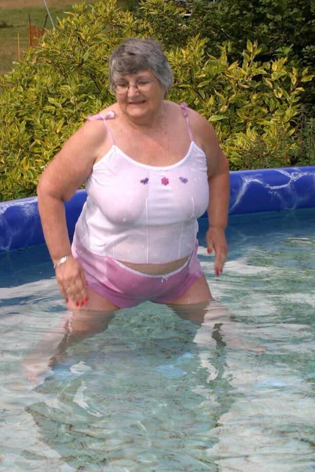 20P La abuela británica con sobrepeso Libby expone sus tetas en una piscina en el patio trasero
