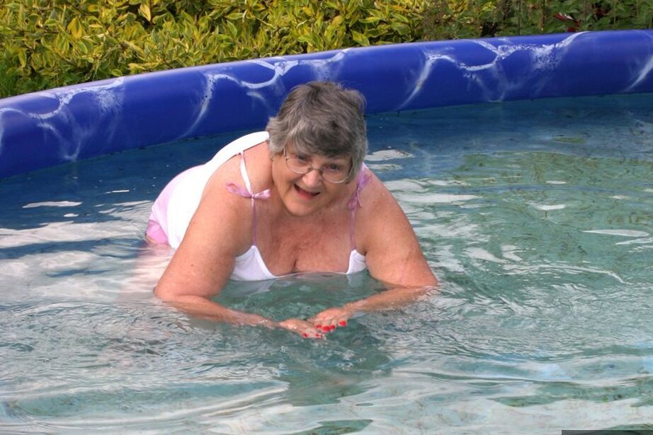 20P La abuela británica con sobrepeso Libby expone sus tetas en una piscina en el patio trasero