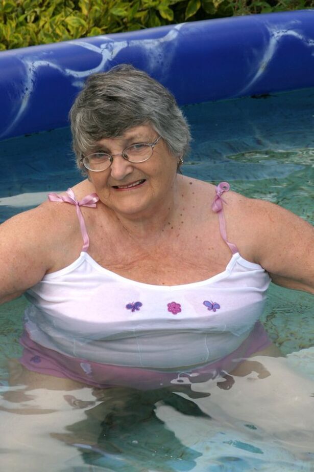 20P La abuela británica con sobrepeso Libby expone sus tetas en una piscina en el patio trasero