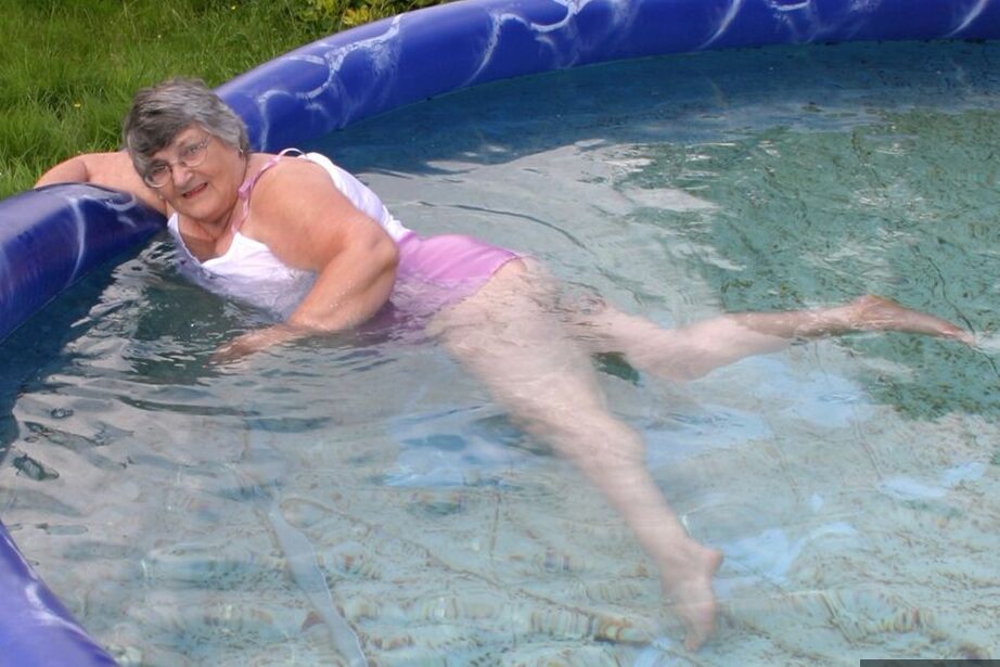20P La abuela británica con sobrepeso Libby expone sus tetas en una piscina en el patio trasero