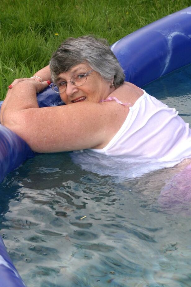 20P La abuela británica con sobrepeso Libby expone sus tetas en una piscina en el patio trasero