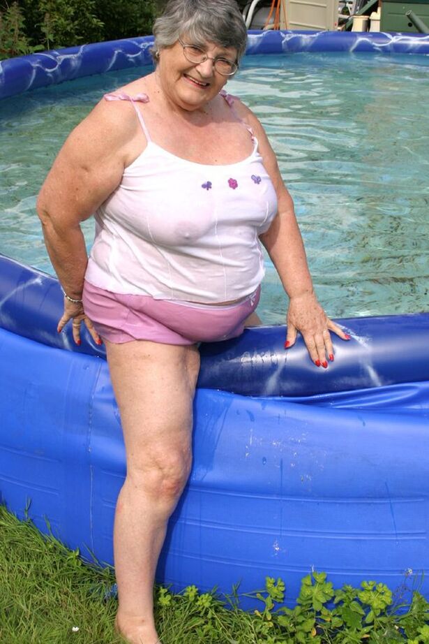 20P La abuela británica con sobrepeso Libby expone sus tetas en una piscina en el patio trasero