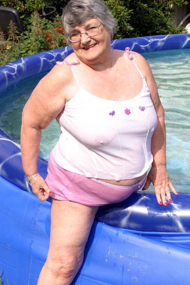 20P La abuela británica con sobrepeso Libby expone sus tetas en una piscina en el patio trasero