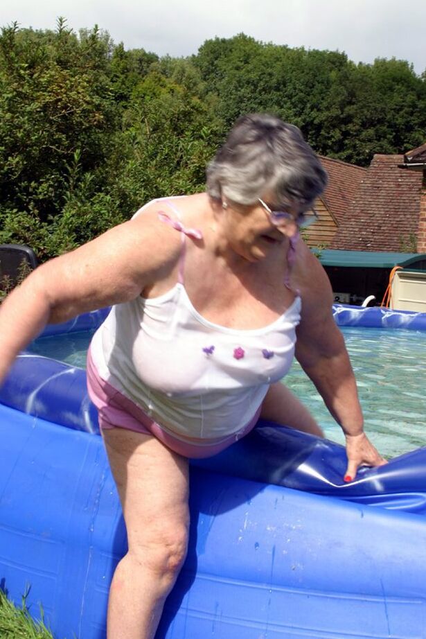 20P La abuela británica con sobrepeso Libby expone sus tetas en una piscina en el patio trasero