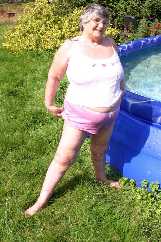 20P La abuela británica con sobrepeso Libby expone sus tetas en una piscina en el patio trasero