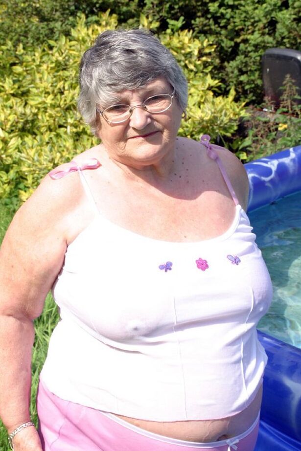 20P La abuela británica con sobrepeso Libby expone sus tetas en una piscina en el patio trasero