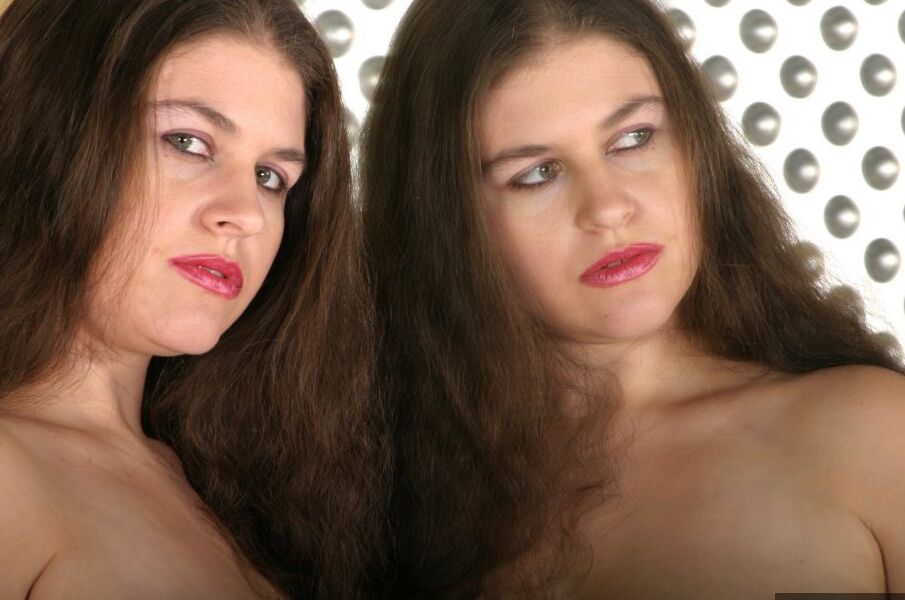 20P Geile MILF Denise Davies enthüllt ihre riesigen natürlichen Titten im Spiegel