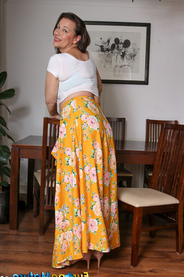 20P Adorável senhora Eva Jayne tira, mostra seus peitos enormes