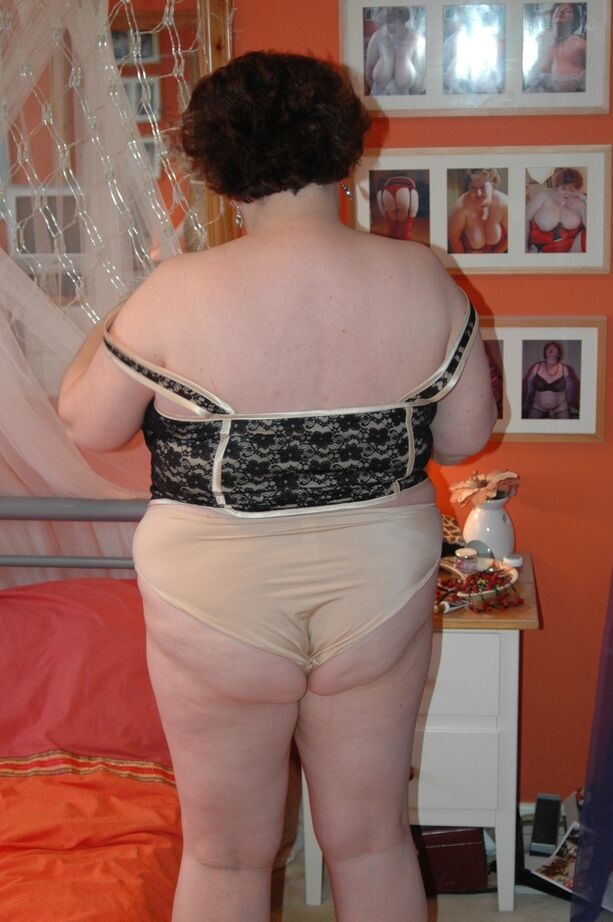 20P La pelirroja mayor obesa Chris44g descubre enormes tetas caídas en ropa interior