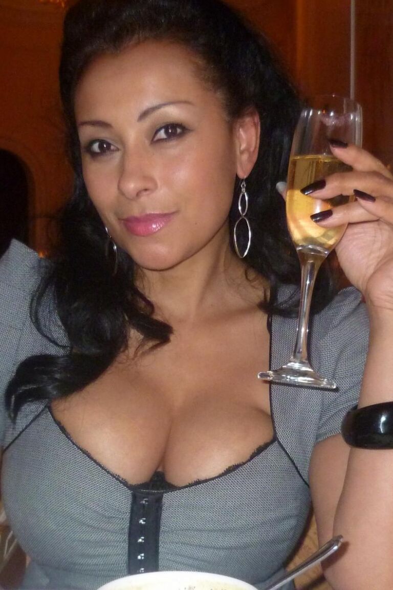 21P A linda modelo Danica Collins exibe seus peitos suculentos em roupas sexy