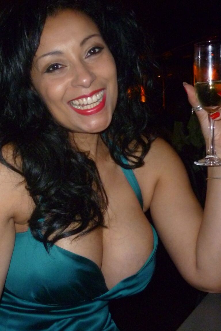 21P A linda modelo Danica Collins exibe seus peitos suculentos em roupas sexy