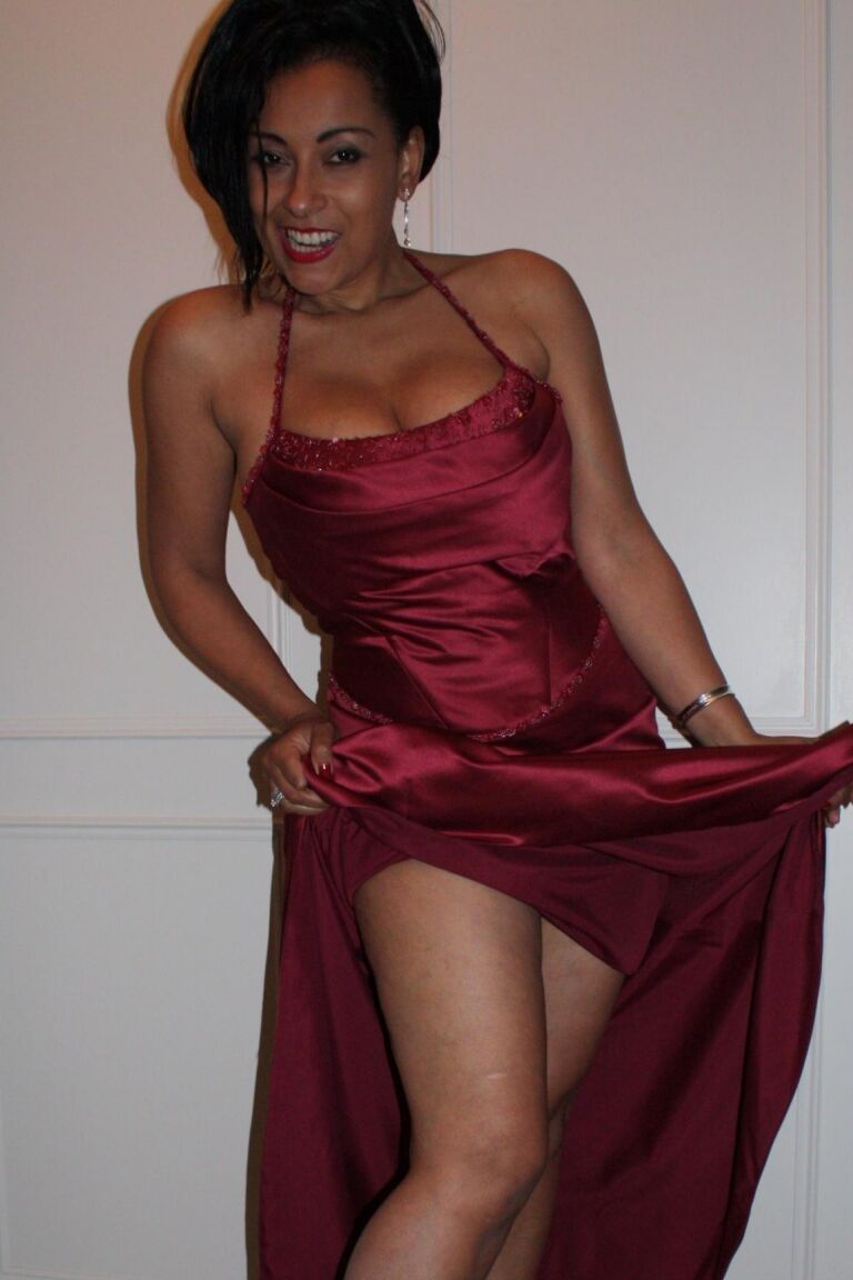 21P A linda modelo Danica Collins exibe seus peitos suculentos em roupas sexy